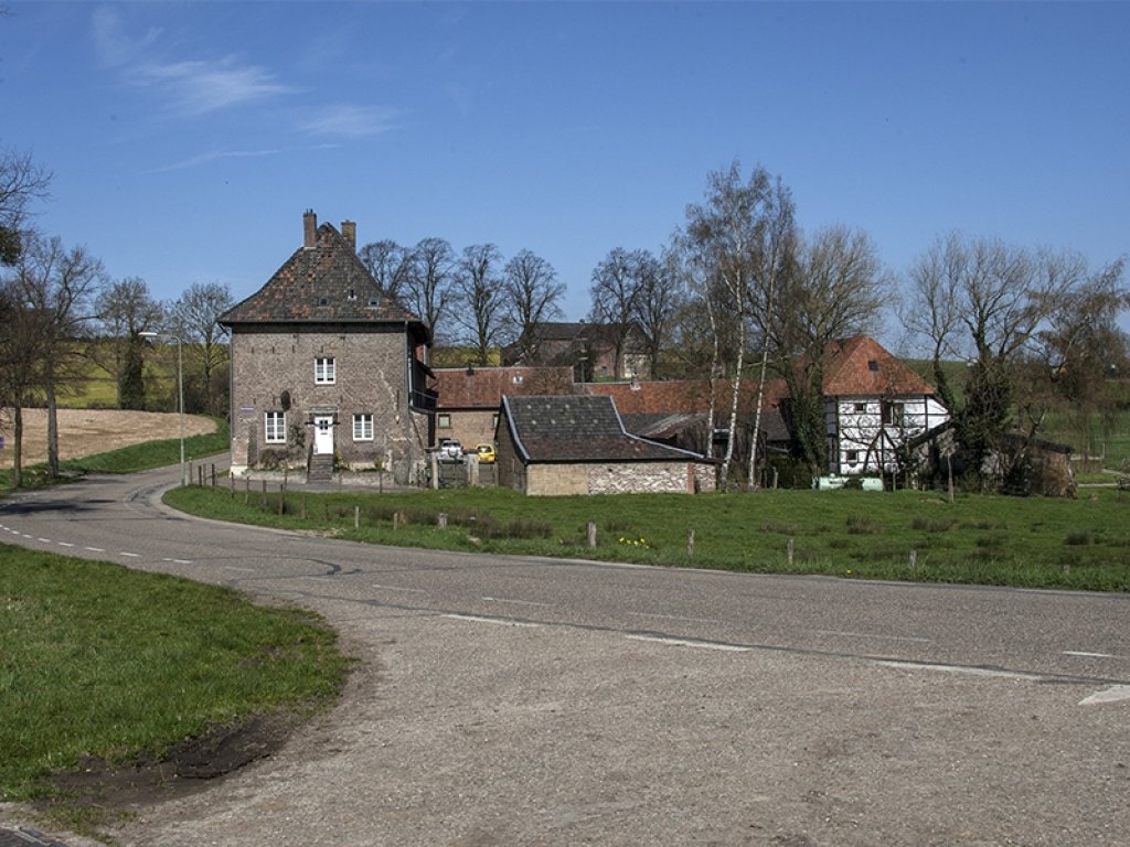 Hoeve Einrade aan de doorgaande weg in Holset, Zuid-Limburg.