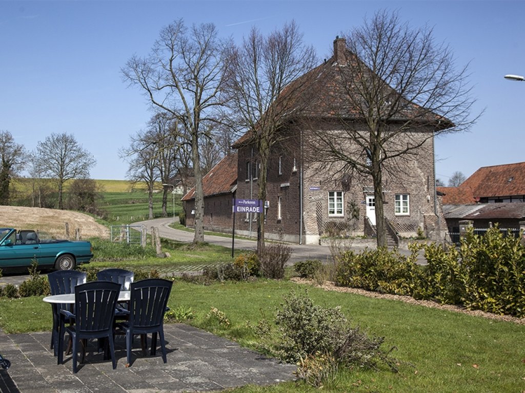 Hoeve Einrade met terras op het binnenerf.