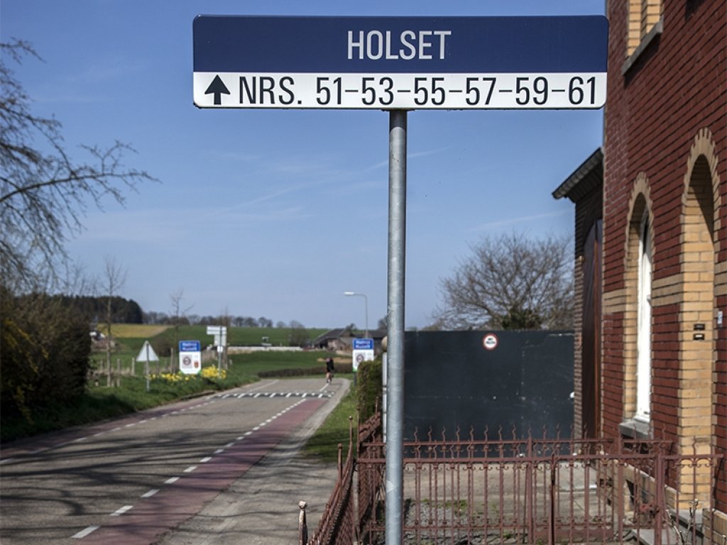 Straatnaambord Holset met huisnummers 51 t/m 61.